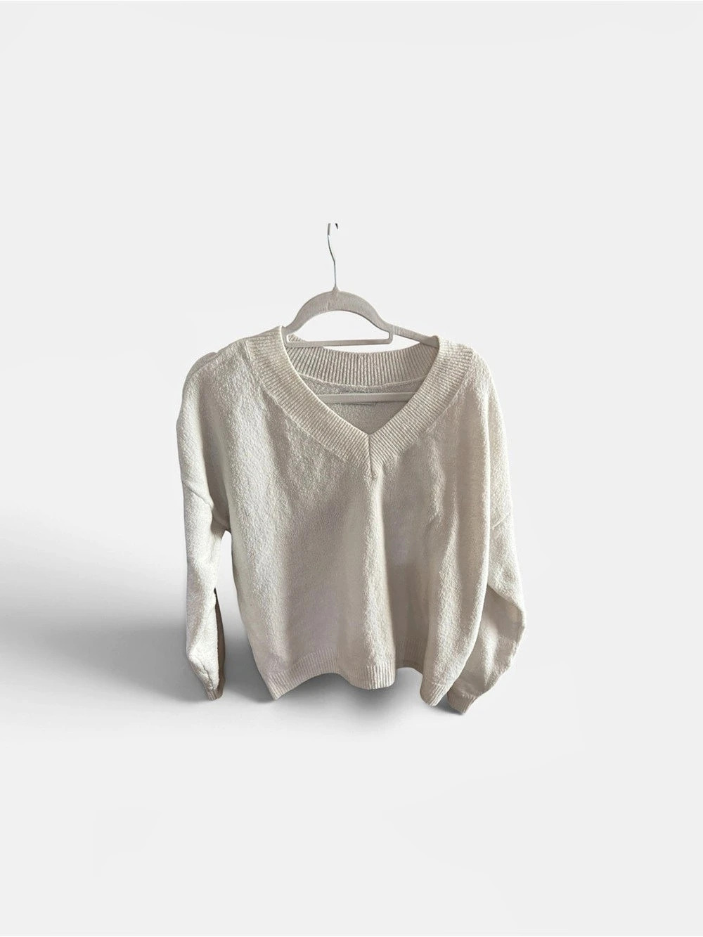 Hollister V-Neck Sweater in White Size Medium Like New